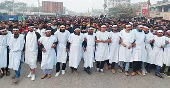 রাশেদ খাঁনকে ‘অবাঞ্চিত’ ঘোষণা, কাফনের কাপড় পরে বিএনপির বিক্ষোভ