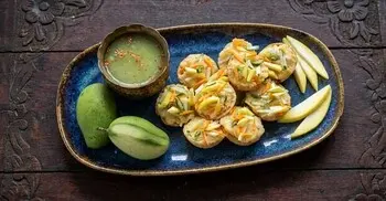 ছুটির বিকেলে উপভোগ করুন কাঁচা আমের ভেলপুরি