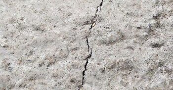 আরসিসি ঢালাইয়ের একদিনেই সড়কে ফাটল