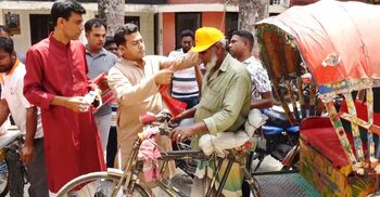 রিকশা-ভ্যানচালকদের গামছা-ক্যাপ দিলেন মেহেরপুরের মেয়র