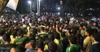 কর্মচারীর ওপর খাবার ছুড়ে মারা নিয়ে জাবিতে উত্তেজনা, সব দোকান বন্ধ