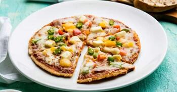 আটার রুটি দিয়ে পিৎজা বানাবেন যেভাবে