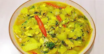 লাউয়ে মিশে যাওয়া পাঙাশের মাথার অনন্য স্বাদ