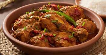 শাক-মাংসের দুর্দান্ত মেলবন্ধন লালশাকের মুরগি