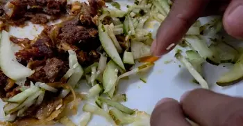 ঢাবির হল ক্যান্টিনের খাবারে কিলবিল করছে পোকা