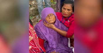 কাঁধে ভর দিয়ে ভোটকেন্দ্রে এলেন বৃদ্ধা, চাইলেন ধানের শীষের বিজয়