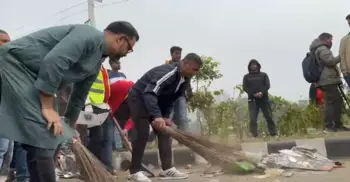 ৩০০ ফিট এলাকায় পরিচ্ছন্নতা অভিযানে সিটি করপোরেশন ও বিএনপি নেতাকর্মীরা