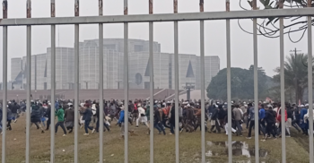 সংসদ ভবনের গেট খুলতেই মানুষের উপচেপড়া ভিড়