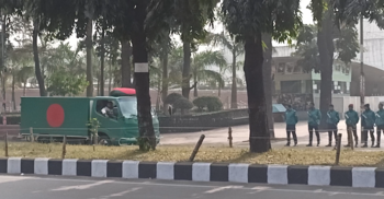 বেগম জিয়াকে বহনকারী গাড়ি প্রবেশ করছে সংসদ ভবন এলাকায়