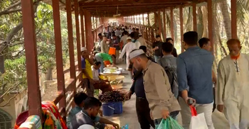 ফুটওভার ব্রিজগুলোর দখল নিয়েছে হকার ও ভিক্ষুকরা, বিব্রত নগরবাসী