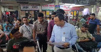 বাড়তি ভাড়া নেয়া হচ্ছে কিনা, যাত্রীদের কাছে শুনলেন ম্যাজিস্ট্রেট