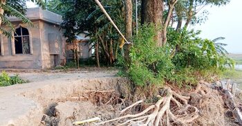 সড়কে ভাঙন, মসজিদ ঝুঁকিতে নদীতে বিলীন কবরস্থান