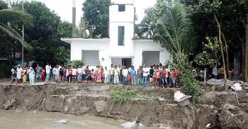 মুন্সিগঞ্জে পদ্মায় হঠাৎ ভাঙনে ঘর-বাড়ি বিলীন