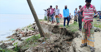 ৩০ মিনিটে ১২ পরিবারকে নিঃস্ব করলো পদ্মা