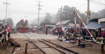 রশি টেনে চলছে ব্যারিয়ারের কাজ