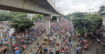 Rickshaw pullers want battery-run rickshaws banned in 72 hrs