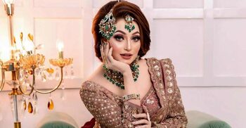 চলন্ত গাড়ি থেকে অভিনেত্রী রাজ রীপার মোবাইল ফোন ছিনতাই