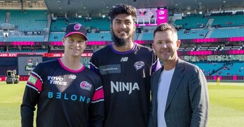 ‘তোমাদের খেলোয়াড়রা বাইরে খেলে না কেন?’