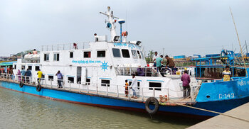 লঞ্চ থাকে ঘাট থেকে দেড় কিমি দূরে, ঈদে ঘরমুখো মানুষের ভোগান্তি