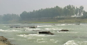 শুষ্ক মৌসুমে ফুলজোড় নদীতে খরস্রোত