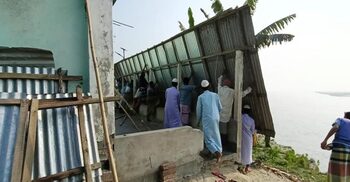 শুকনো মৌসুমেও ব্রহ্মপুত্রে ভাঙন, বিলীন হচ্ছে ফসলি জমি-বসতভিটা