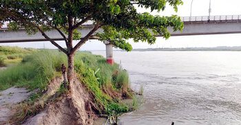 আড়িয়াল খাঁ নদের ওপর সেতুর কাছে ভাঙছে পাড়