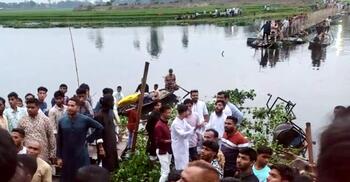 ভেঙে পড়লো ব্রহ্মপুত্র নদের ভাসমান সেতু, ৪ শিশু নিহত
