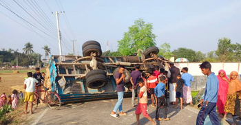 সিরাজগঞ্জে ট্রাক-মাইক্রোবাস সংঘর্ষ, পুলিশসহ আহত ৫