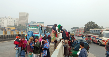 ডিভাইডারের ওপর দিয়ে পারাপার হচ্ছেন যাত্রীরা, দুর্ঘটনার শঙ্কা