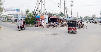 সরু সড়কে ভোগান্তির শেষ নেই