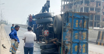 মহাসড়কে উল্টে থাকা ট্রাকে অপর ট্রাকের ধাক্কায় শ্রমিক নিহত