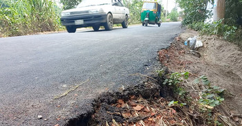 জোড়াতালি দিয়ে দোকানরঘর-হরিণা সড়ক সংস্কার