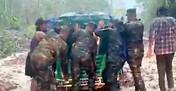 ভারী বৃষ্টিতে সড়কে আটকা গাড়ি, সেনাবাহিনীর তৎপরতায় উদ্ধার
