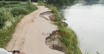 অবৈধভাবে বালু উত্তোলন, ভাঙতে ভাঙতে নিশ্চিহ্নের পথে সড়ক