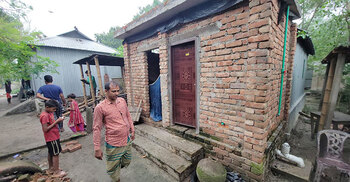রাস্তার ইট তুলে নিয়ে বাড়ির বাথরুম বানালেন ইউপি মেম্বার!