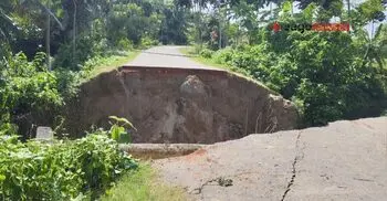 কালভার্ট ধসে সড়কে গভীর গর্ত, যোগাযোগ বিচ্ছিন্ন