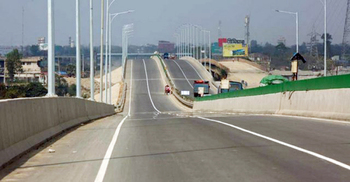 মায়ের হাত ছেড়ে দৌড় দিতেই মাইক্রোবাসের নিচে শিশু