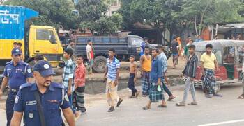 দোয়া অনুষ্ঠানে যাওয়ার পথে বাবা নিহত, আহত দুই মেয়ে