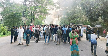 AL activists block highway in Faridpur, halting traffic