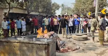 ইটভাটার ট্রাক্টর-ভেকুতে আগুন দিলো বিক্ষুব্ধ জনতা