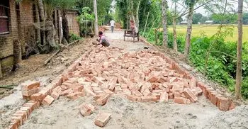 মাগুরায় সড়ক নির্মাণে অনিয়মের অভিযোগ, স্থানীয়দের ক্ষোভ