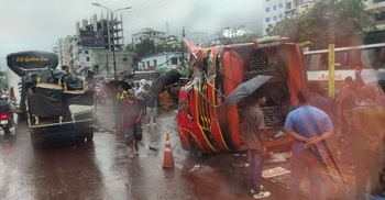 4 killed as bus overturns in Dhaka’s Nadda