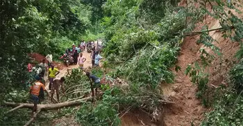 শেরপুরে পাহাড়ধসে সড়কে যান চলাচল বন্ধ