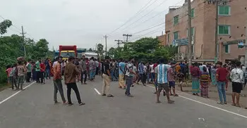 বেতন-ভাতা বাড়ানোর দাবিতে কুমিল্লায় মহাসড়ক অবরোধ