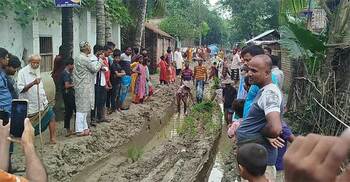 সড়ক তো নয়, এ যেন খাল