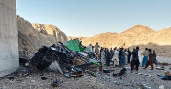 Pakistan bus crash kills 27 people