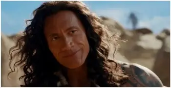 ঘন লম্বা চুলে ধরা দিলেন টাক মাথার ‘দ্য রক’