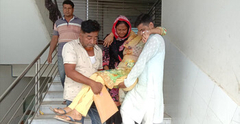 হাসপাতালের লিফট অচল, কাঁধে করে রোগী পরিবহন