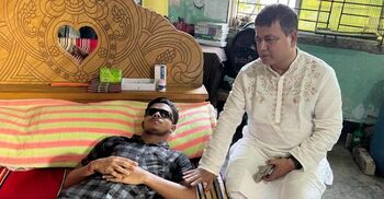 আহত শিক্ষার্থীকে দেখতে গ্রামে ছুটে গেলেন বেরোবি উপাচার্য