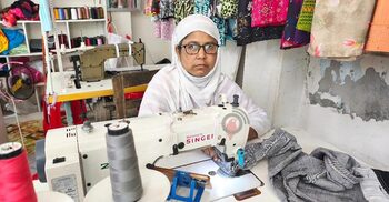 টেইলারিং কাজে স্বাবলম্বী রোকসানা, খরচ জোগান সংসারের